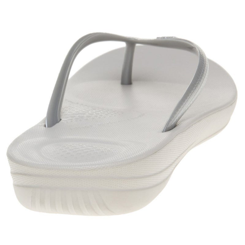 FitFlop صنادل فيت فلوب النسائية iQushion المطاطية مع قاعدة قدم منحنية للمشي، صنادل خفيفة الوزن بتصميم مريح مع دعم للقوس ووسائد لتخفيف تأثير القدم، فضي، 8 أمريكي نسائي - Image 4